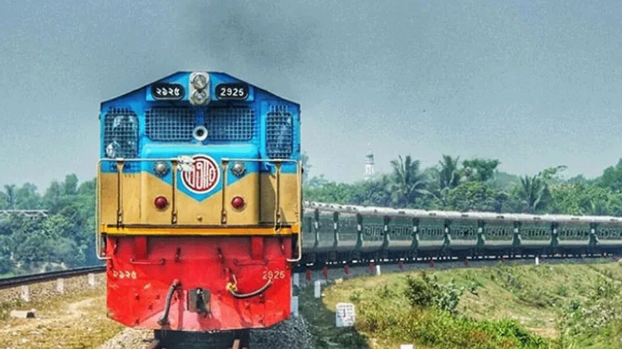 চলন্ত ট্রেনে পেট্রোল বোমা নিক্ষেপ