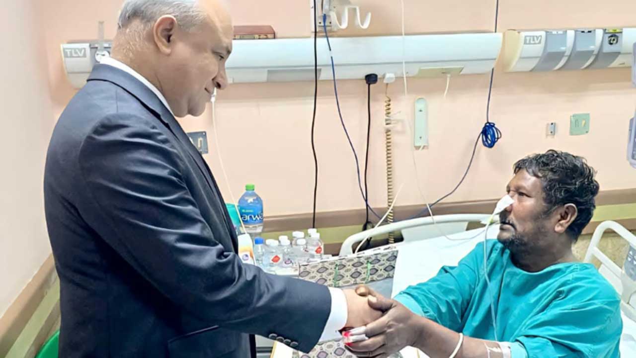 কুয়েতে চিকিৎসাধীন বাংলাদেশিদের খোঁজখবর নিলেন রাষ্ট্রদূত
