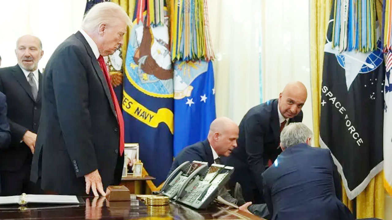 ট্রাম্পের সামনে মাথা ঘুরে পড়ে গেলেন ওষুধ কোম্পানির প্রতিনিধি (ভিডিও)