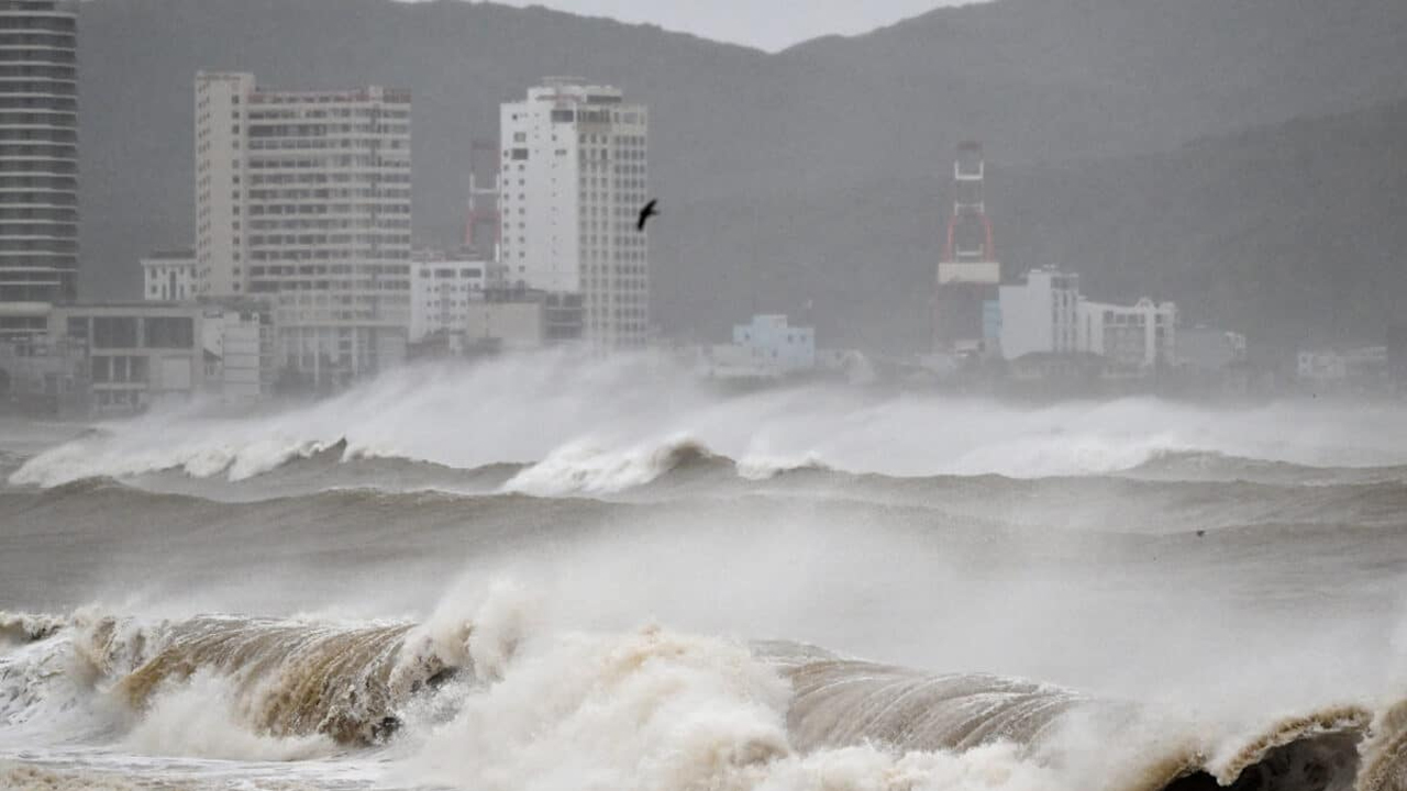ফিলিপাইনে ১১৪ প্রাণ কেড়ে ভিয়েতনামে আঘাত হানল টাইফুন কালমায়েগি