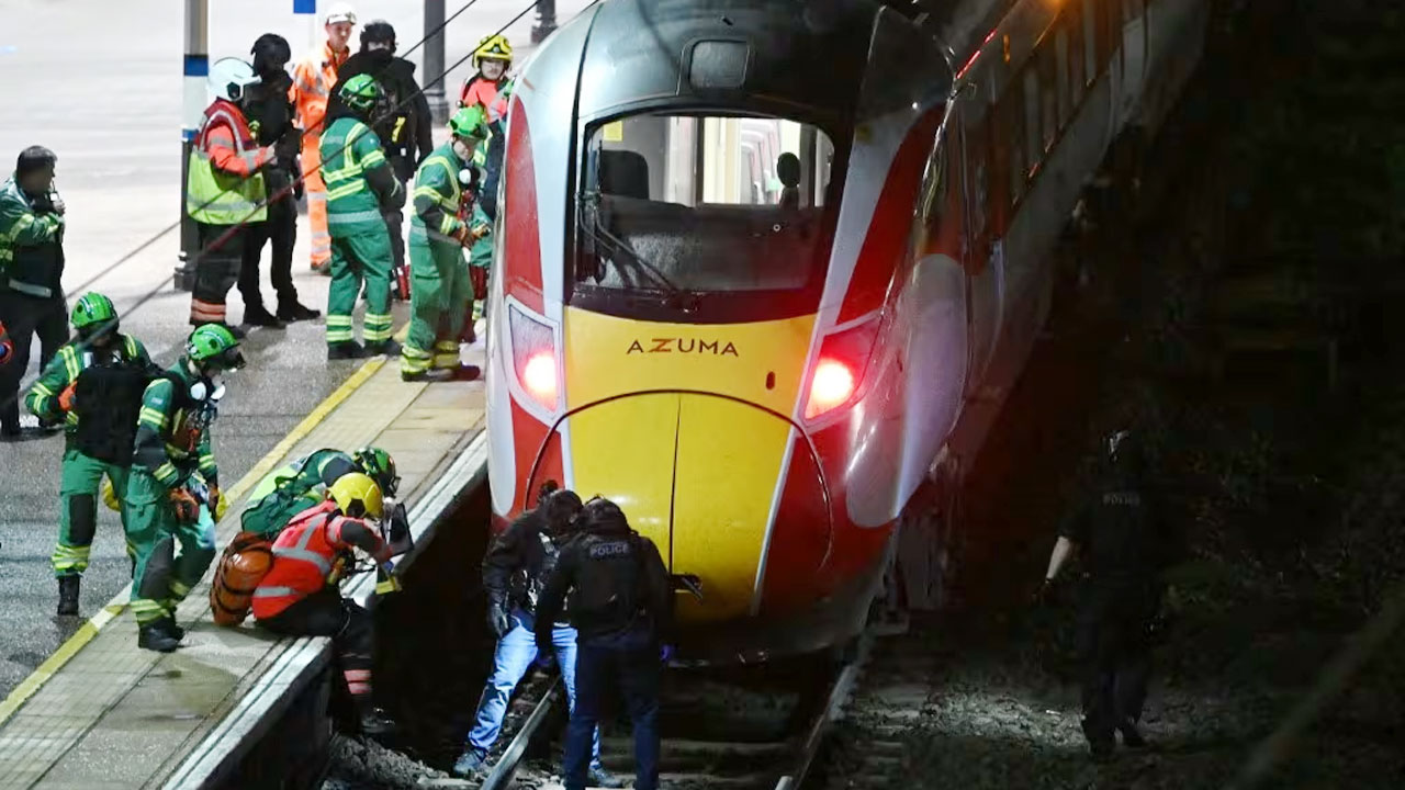 যুক্তরাজ্যে ট্রেনে ভয়াবহ ছুরি হামলা : গুরুতর আহত ৯, গ্রেপ্তার ২