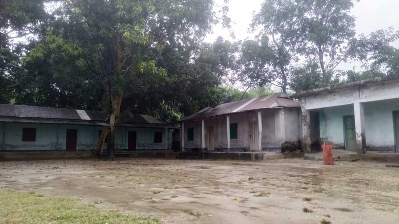 নিয়োগ পরীক্ষা দিতে এসে পরীক্ষার্থীরা দেখলেন কেউ নেই