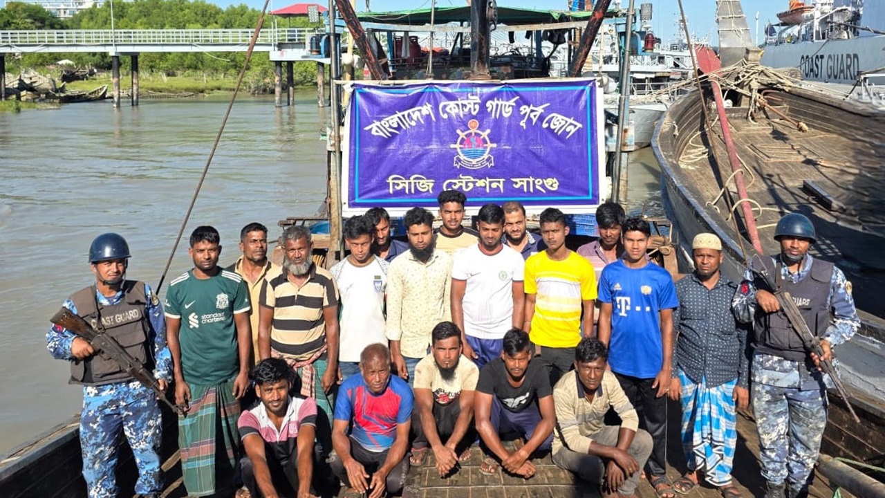 চট্টগ্রামে ট্রলিং বোট ও জালসহ ১৮ জেলে আটক