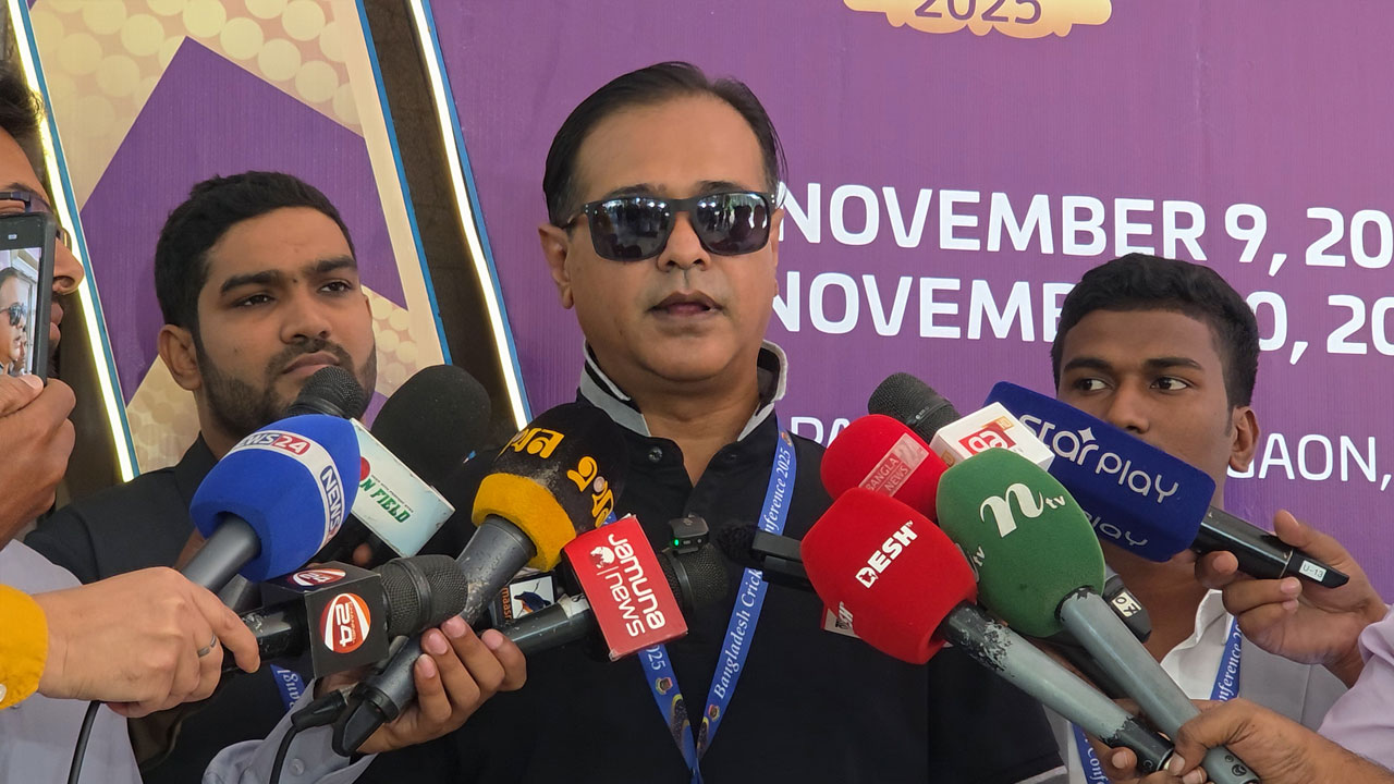 ফুটবলাররা উইকেট নষ্ট করে, উইকেট ভেঙে ফেলে : আসিফ