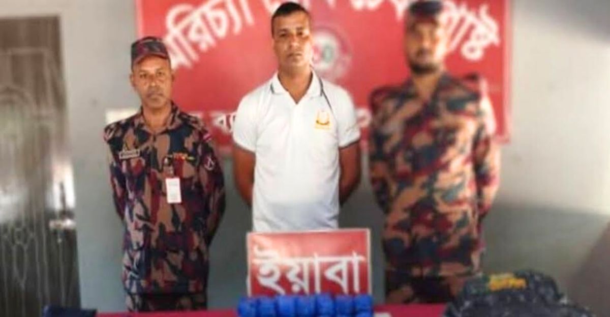 কক্সবাজারে ৪০ হাজার ইয়াবাসহ নৌবাহিনীর ভুয়া সদস্য আটক