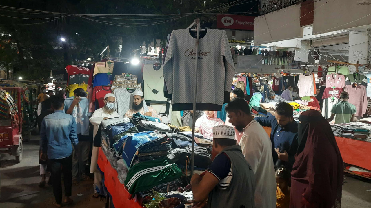 শীতও কম, ফুটপাতে গরম পোশাকের বিক্রিও কম