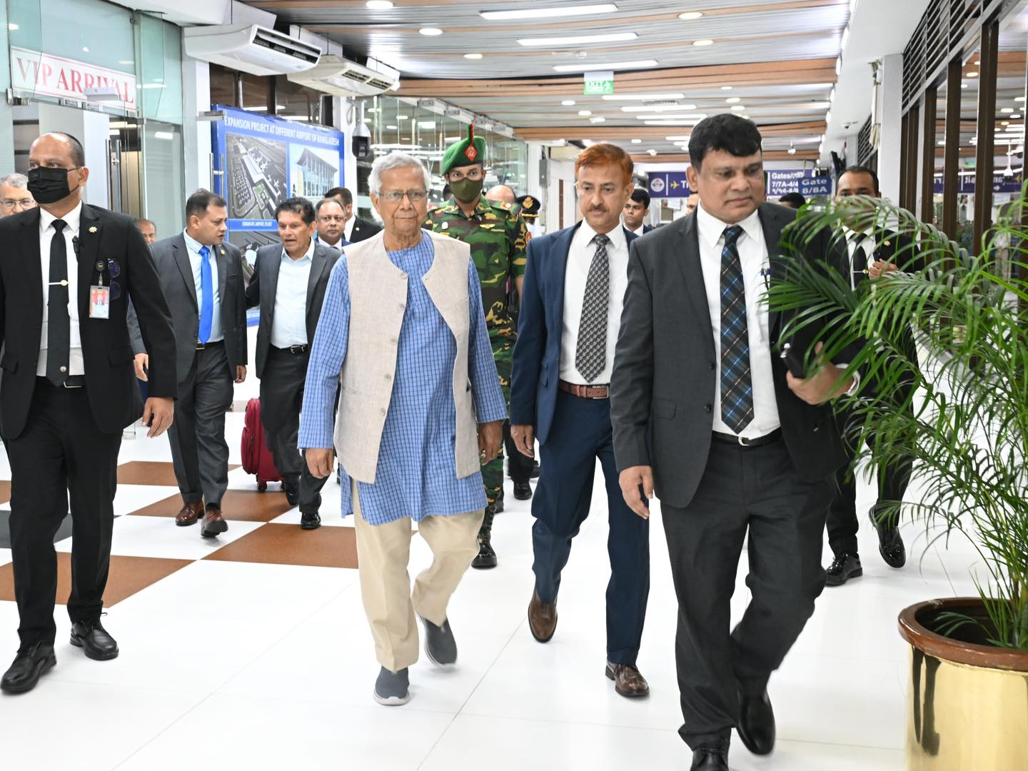 ঢাকার পথে প্রধান উপদেষ্টা