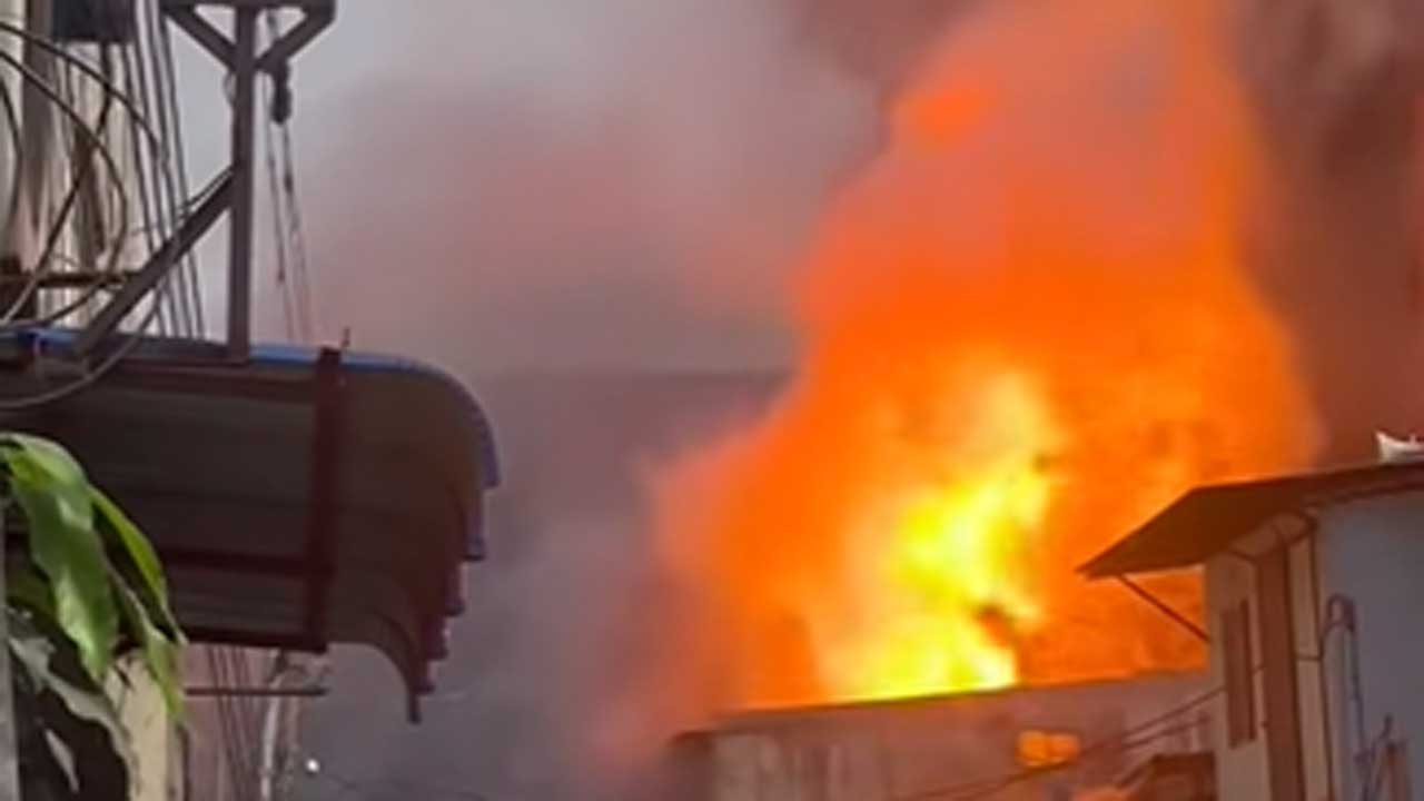 এখনো নিয়ন্ত্রণে আসেনি রূপনগরের আগুন, কাজ করছে ১১ ইউনিট