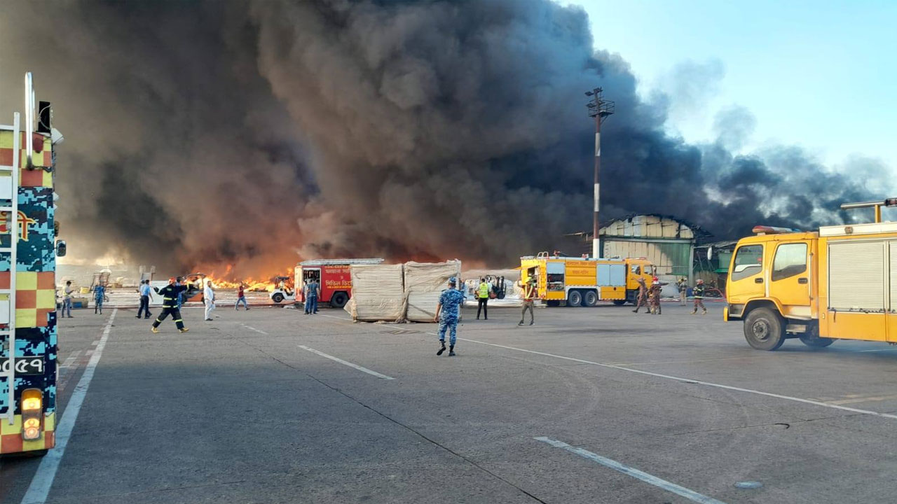 আগুনে লন্ডভন্ড শিডিউল, ৩ দিনের অতিরিক্ত ফ্লাইটের চার্জ মওকুফ করলো সরকার