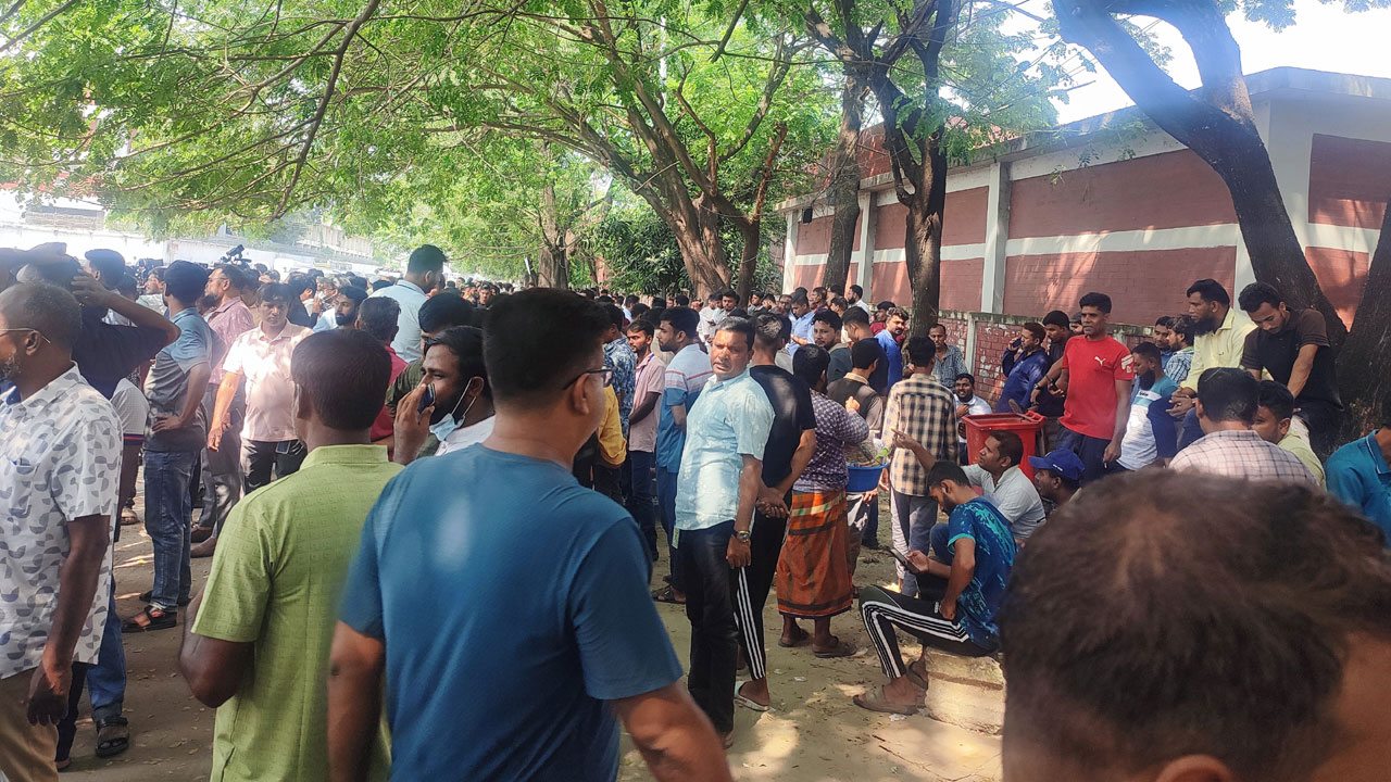 ফায়ারের গাড়ি ঢুকতে ‘বাধা ছিল’ দাবি অনেকের, ‘সত্য নয়’ বলছে কর্তৃপক্ষ