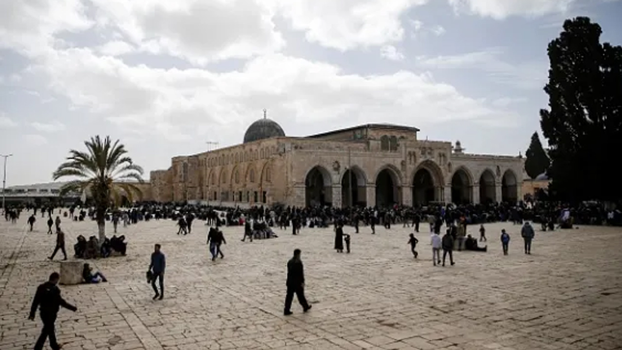মসজিদুল আকসার কিছু অংশ ধসে পড়ার শঙ্কা