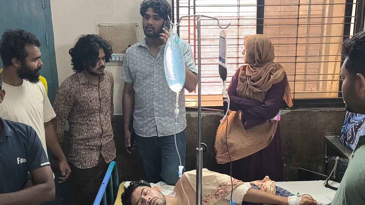 মোটরসাইকেল চলন্ত অবস্থায় বন্ধুকে ছুরিকাঘাত!