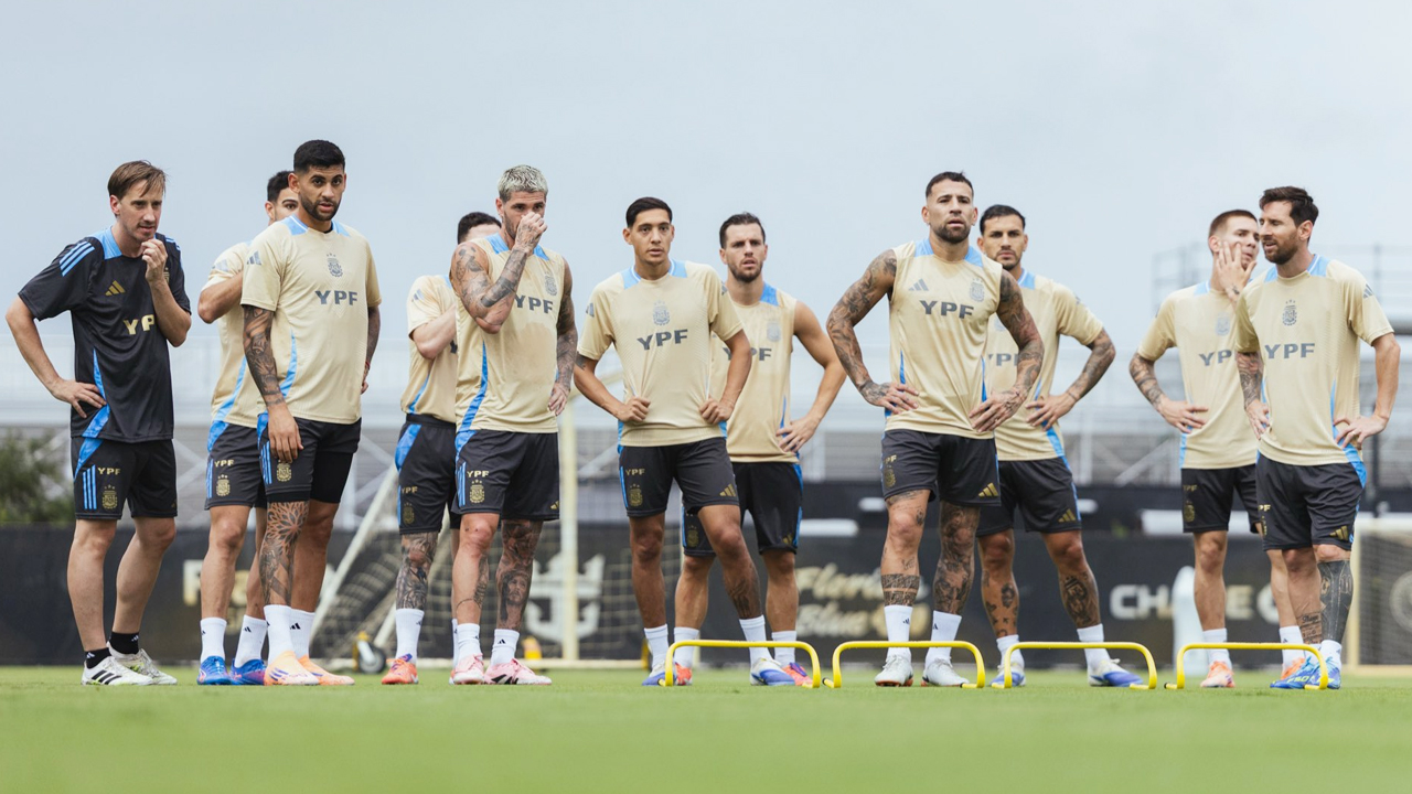 মেসিকে বাইরে রেখে একাদশ নিয়ে যে বার্তা দিলেন স্কালোনি