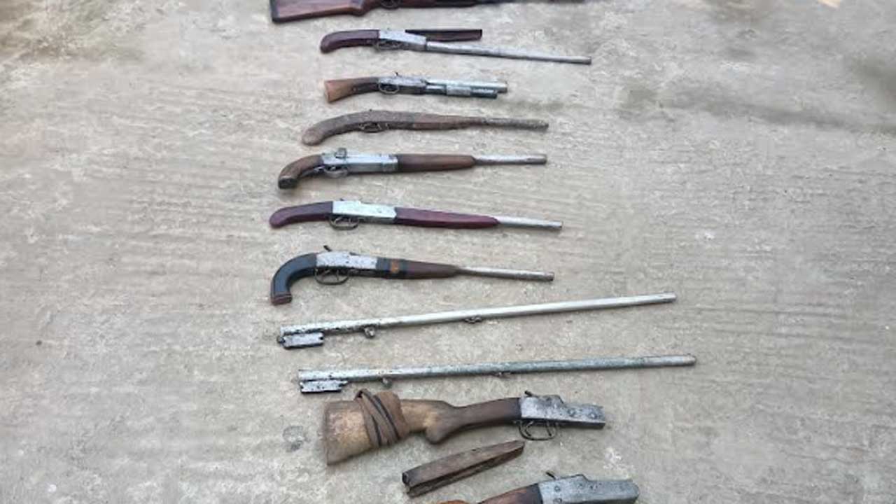 রাউজানে র্যাবের অভিযান : বিপুল অস্ত্র উদ্ধার, আটক ২