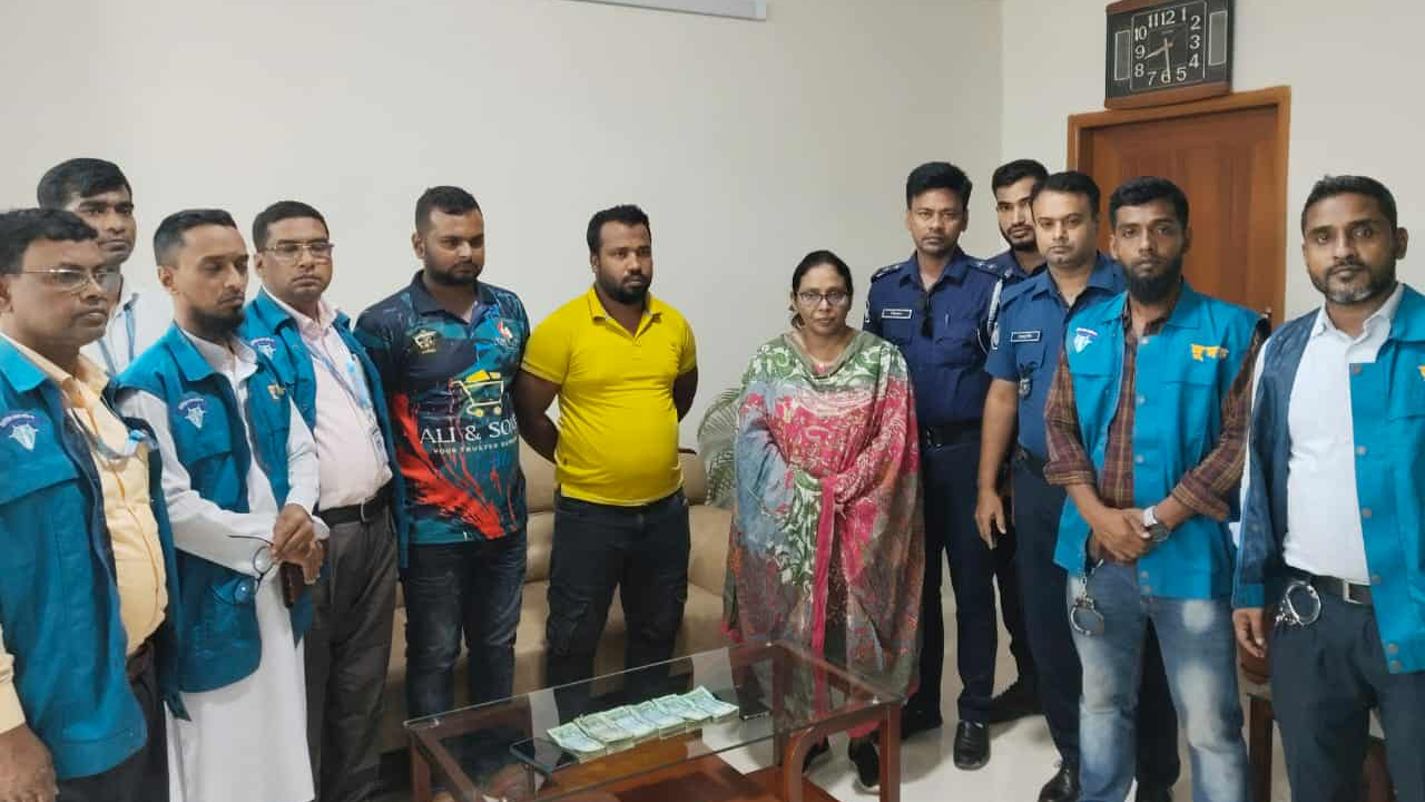 ঘুষসহ কাস্টমস কর্মকর্তা ও সহযোগী আটক