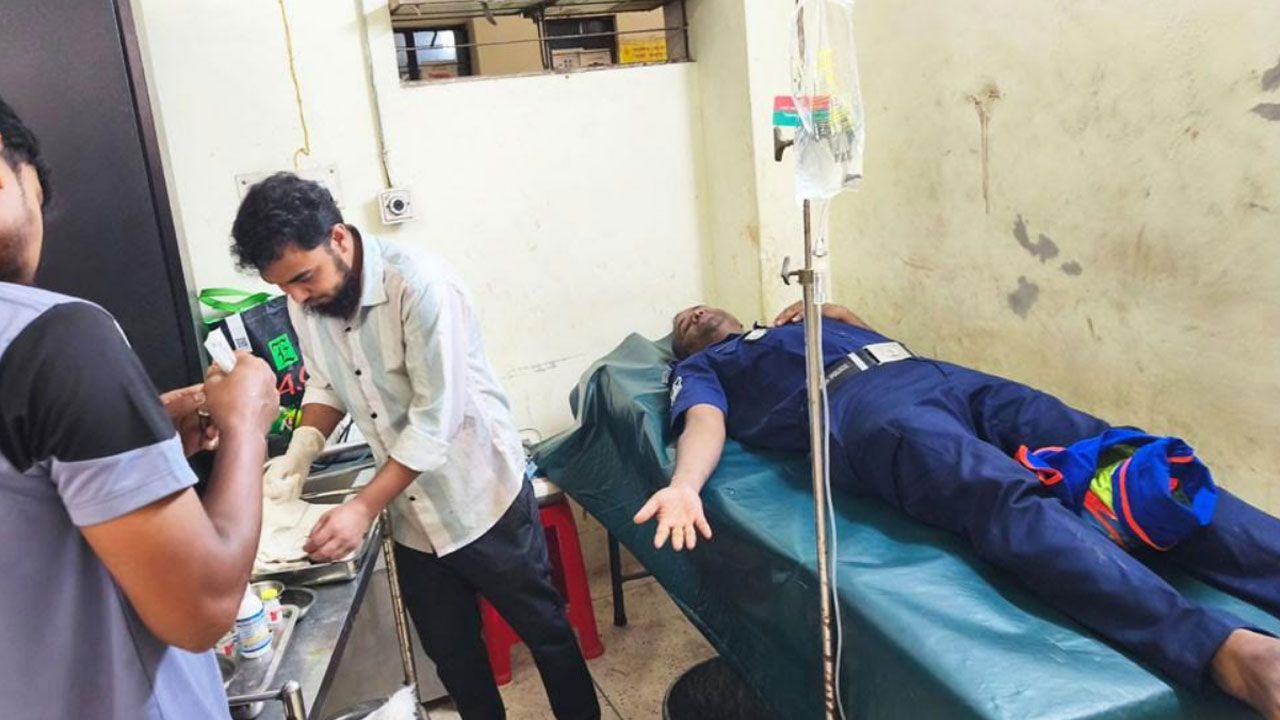 মেঘনা নদীতে অভিযানে চাঁদাবাজদের হামলা, ৩ পুলিশ সদস্য আহত