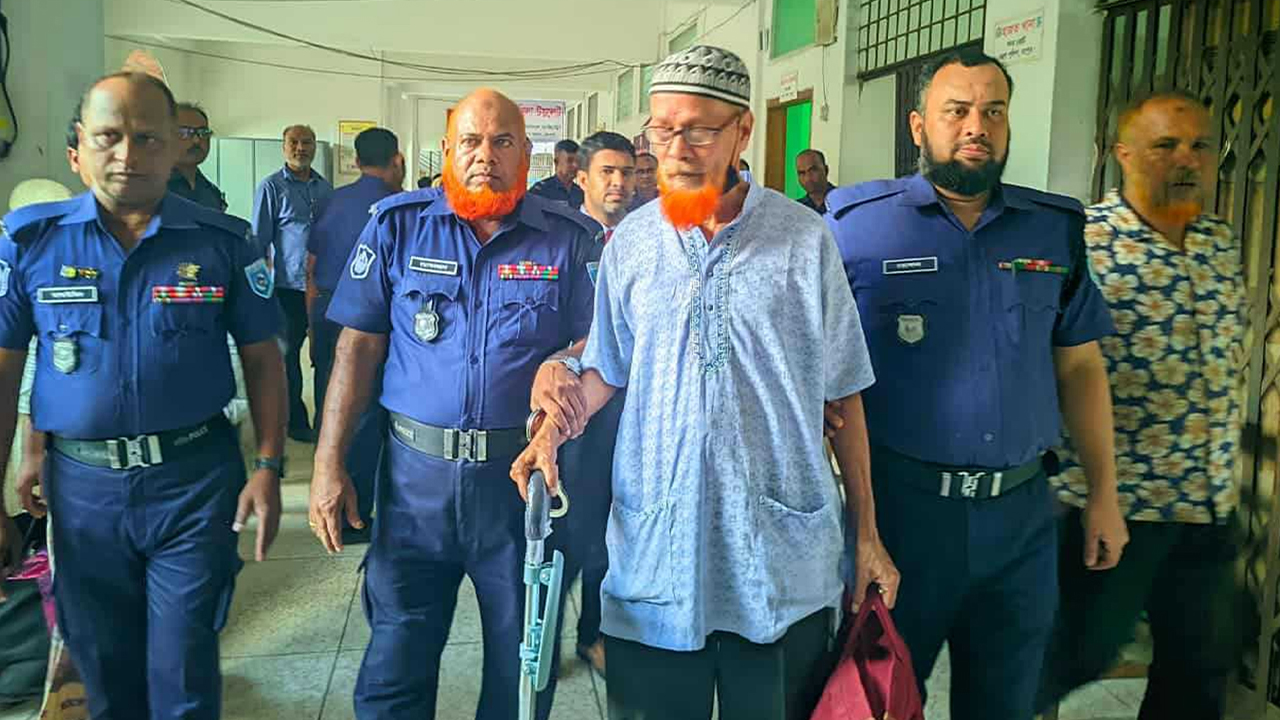 হুইলচেয়ারে অভিনয় করে জামিন চাইলো আসামি, সিসিটিভিতে ফাঁস হলো প্রতারণা