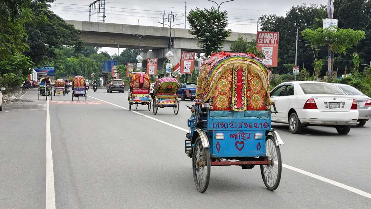 যানজটের নগরী আজ ফাঁকা, মূল সড়কে বেড়েছে রিকশার চলাচল