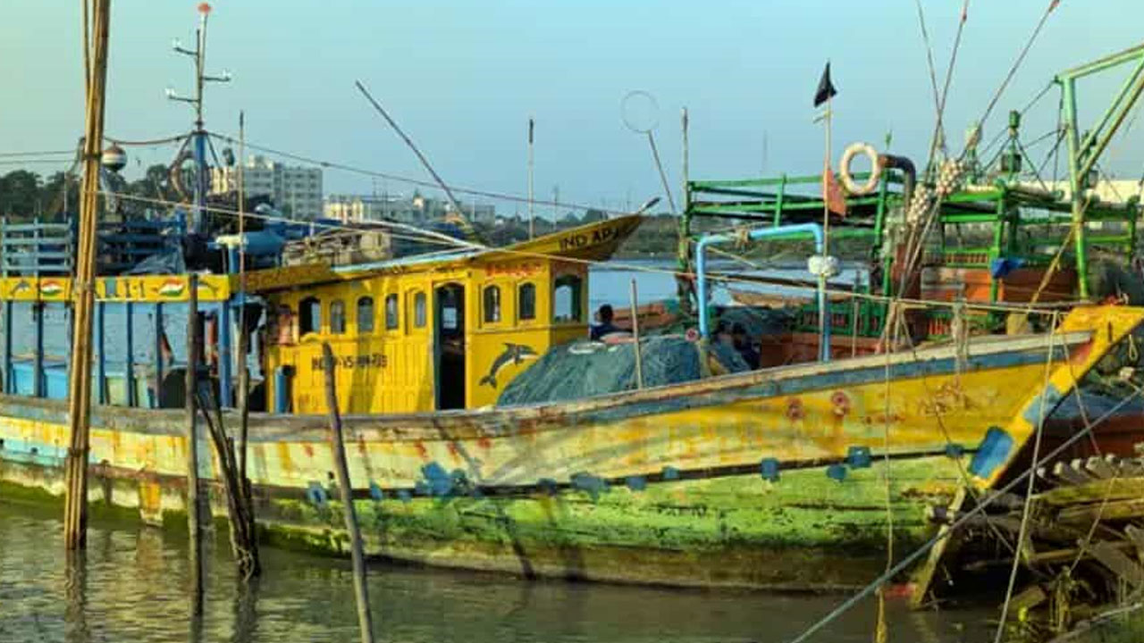 বাংলাদেশের জলসীমায় অনুপ্রবেশ, ৯ জেলেসহ ভারতীয় ট্রলার আটক