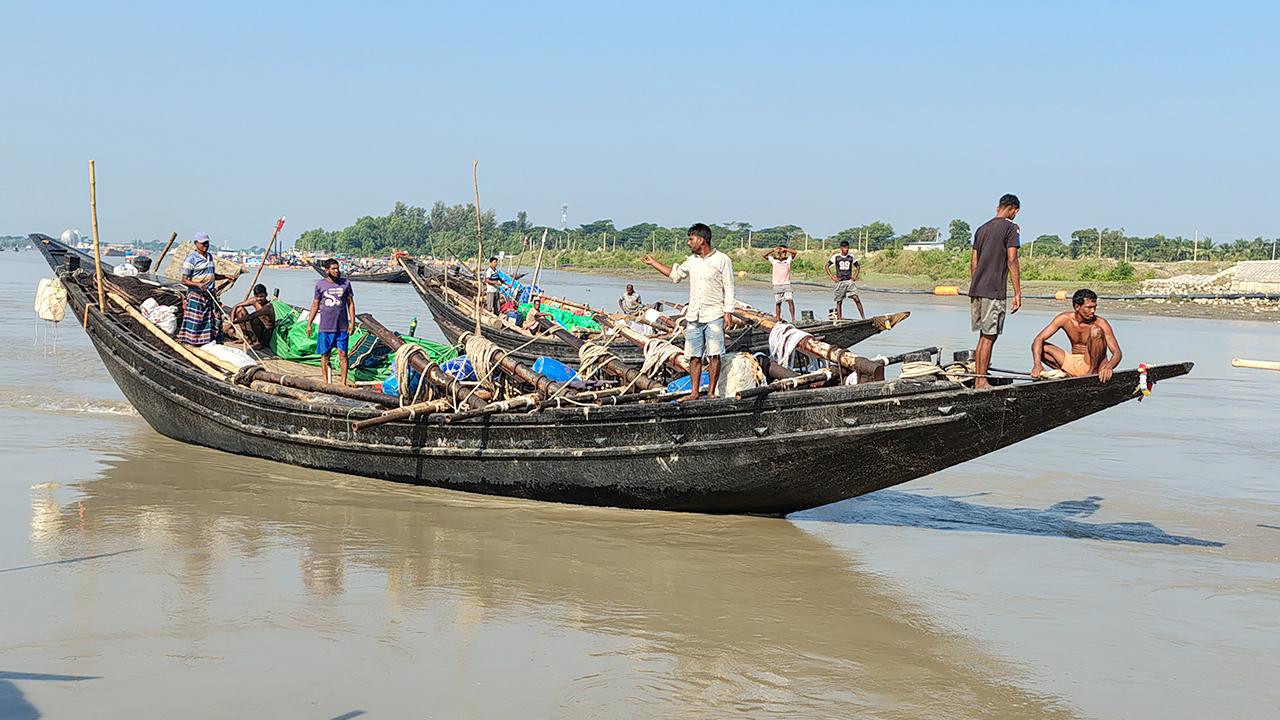 ঋণের বোঝা ও দস্যু আতঙ্কে জেলেদের দুশ্চিন্তা
