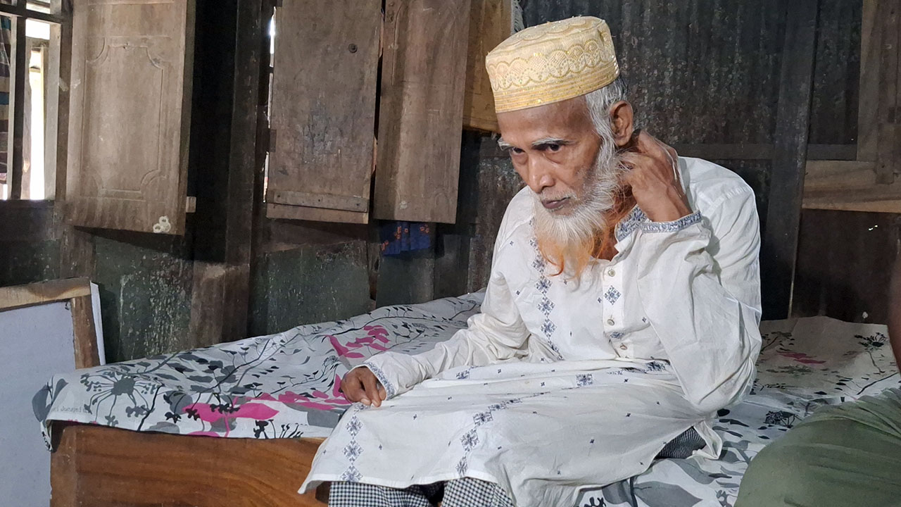 ঝড়-বৃষ্টি উপেক্ষা করে ক্লাস নেওয়া শিক্ষক পাননি ভাতা, ভুগছেন অর্থসংকটে