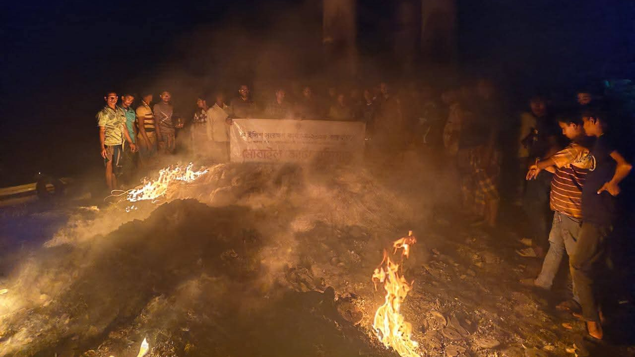 নিষেধাজ্ঞা অমান্য করে ইলিশ শিকারের দায়ে ভোলায় ১৭ জেলে আটক 