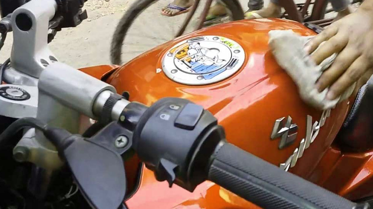 বাইকের রঙ চটে ফ্যাকাসে হয়ে যাচ্ছে? নিন এসব যত্ন