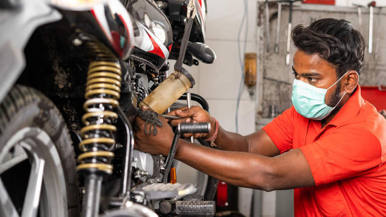 বাইক সার্ভিসিংয়ের সময় মালিকেরা যেসব ভুল করেন