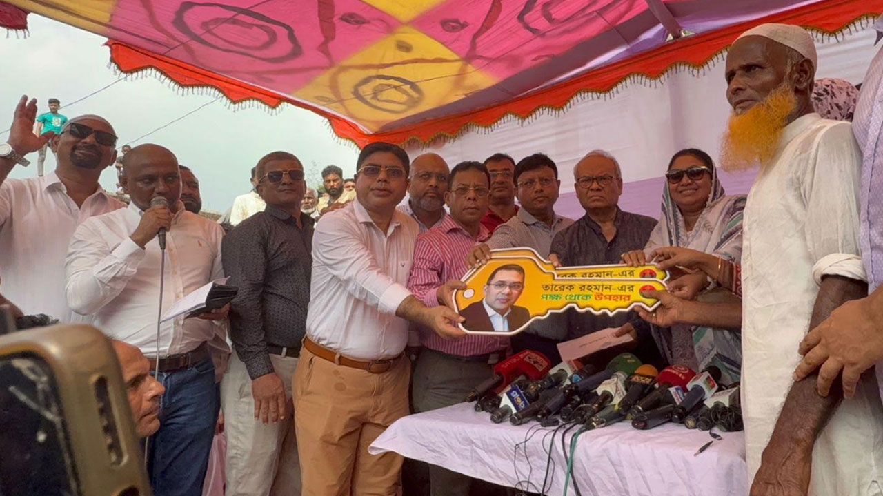 বুক দিয়ে ঘানি টানা বৃদ্ধকে ভ্যানের চাবি ও নগদ অর্থ তুলে দিলেন রিজভী