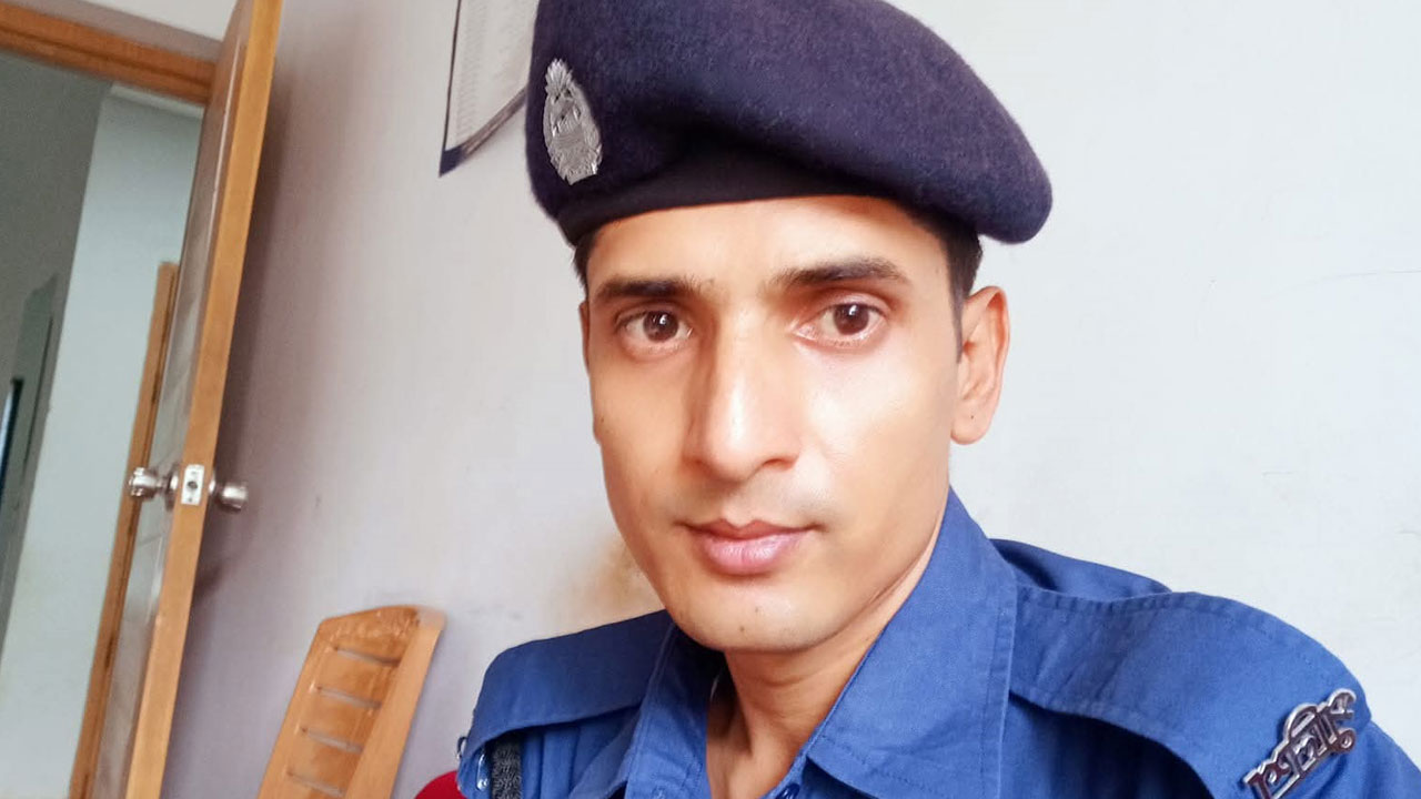 বিদ্যুৎস্পৃষ্টে প্রাণ গেল কনস্টেবলের