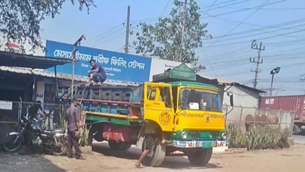 যমুনার সরবরাহ বন্ধ-সিলগালা ফিলিং স্টেশন, তবুও চলছে তেলের ব্যবসা!