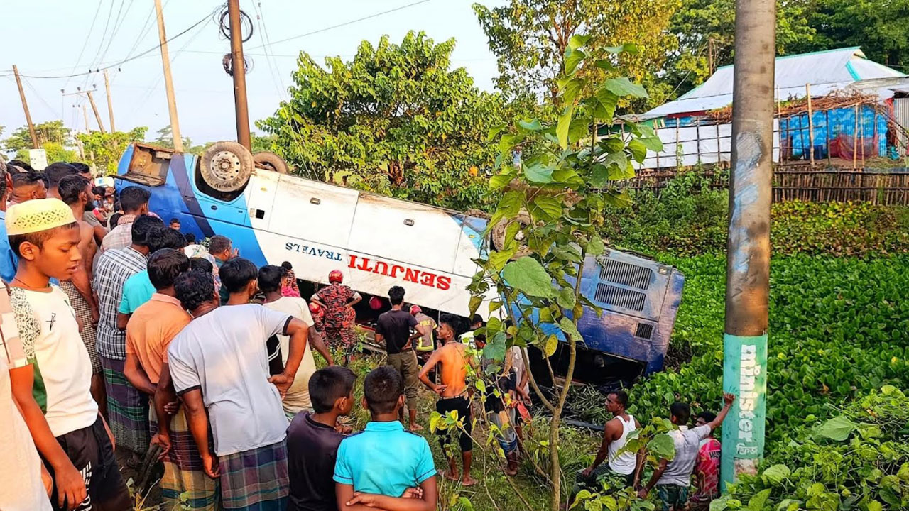 টাঙ্গুয়ার হাওরে ঘুরতে গিয়ে পর্যটকবাহী বাস খাদে, মা-মেয়ে নিহত