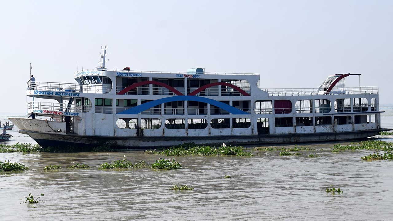 চাঁদপুর-ঢাকা নৌরুটে দ্রুতগামী নৌযান দেওয়ার দাবিতে মন্ত্রণালয়ে ডিসির চিঠি