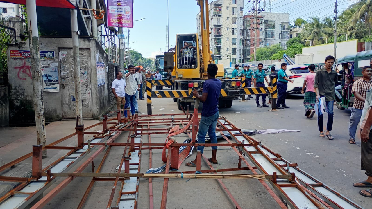 চট্টগ্রামে অবৈধ সাইনবোর্ড উচ্ছেদে অভিযান