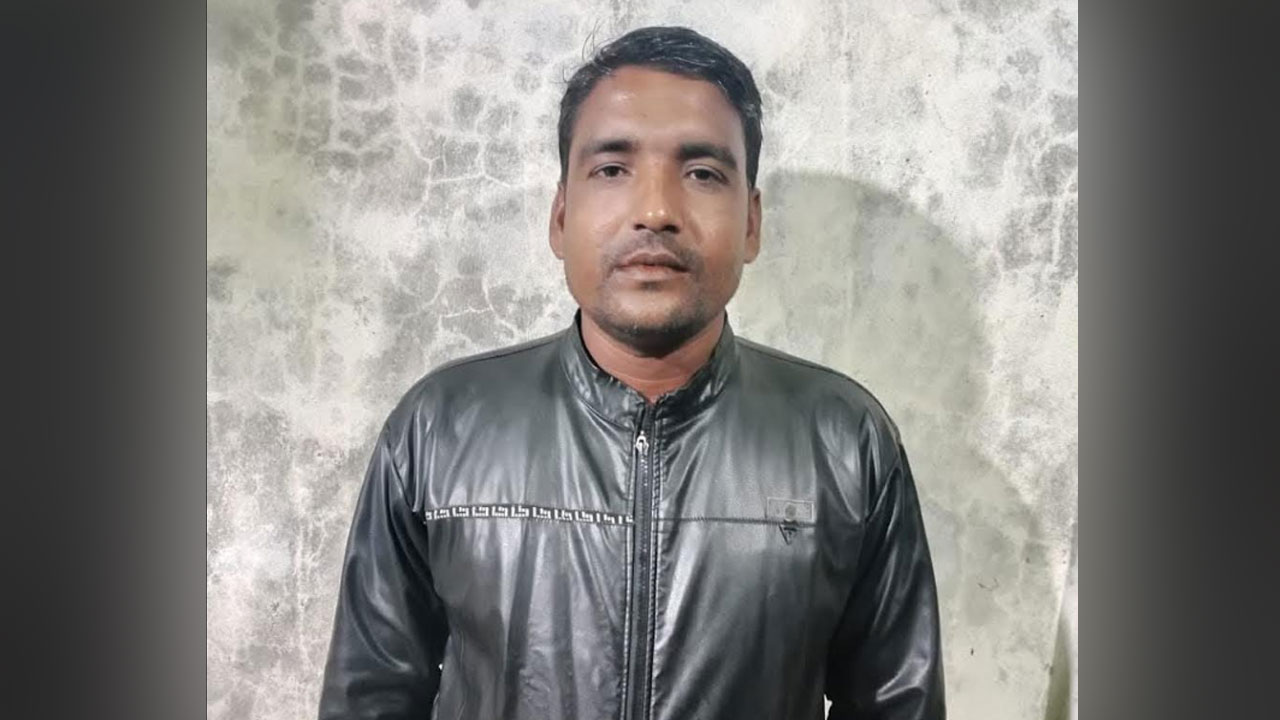 গভীর রাতে বিধবার ঘরে কৃষকদল নেতা, পদ থেকে বহিষ্কার