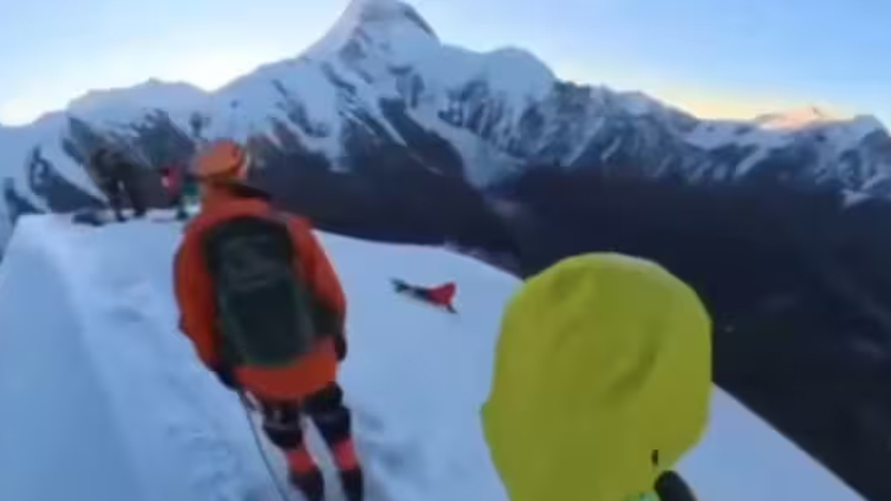 সবার চোখের সামনে পাহাড় থেকে পড়ে আরোহীর মৃত্যু (ভিডিও)