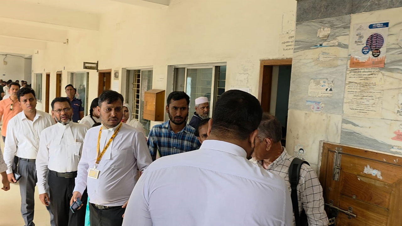 ৩ সাংবাদিককে জামায়াতপন্থি আইনজীবীর হেনস্তা, সাজা দিতে চাইলেন বিচারক