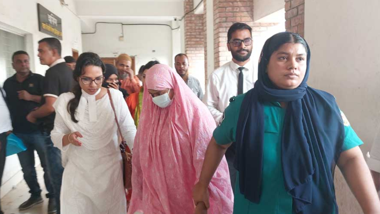 ঢাবি ছাত্রীকে মারধরের অভিযোগ : ‘স্বপ্ননিবাস হোস্টেল’ পরিচালকের জামিন