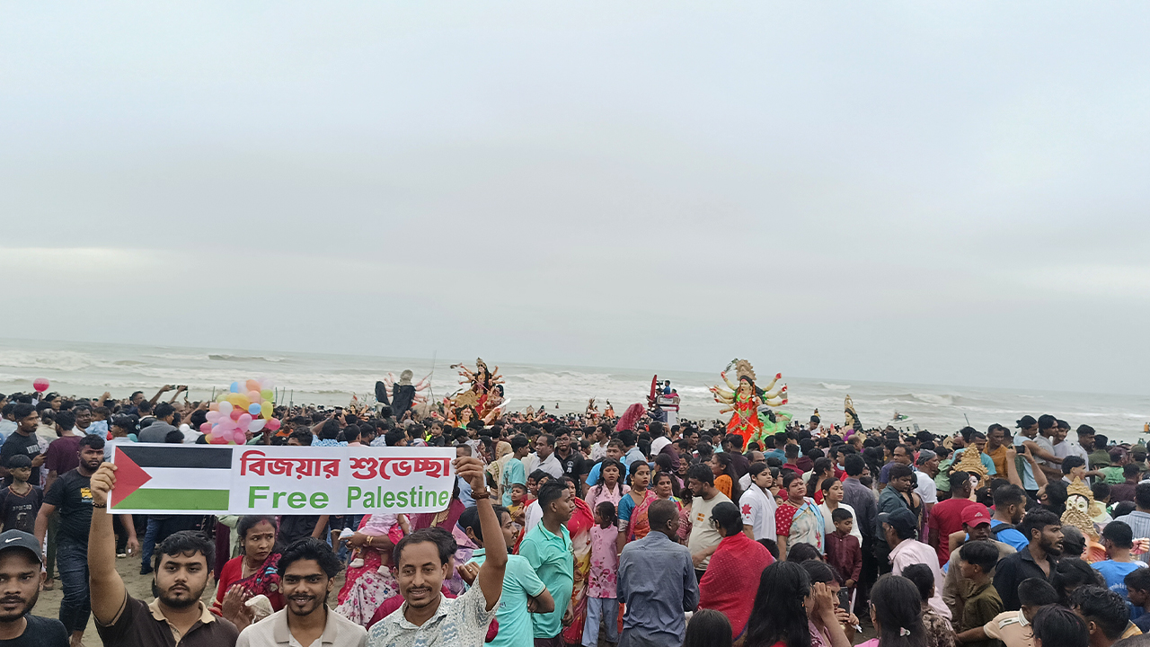 কক্সবাজারে প্রতিমা বিসর্জনে লাখো মানুষের ঢল,ফিলিস্তিনের মুক্তি প্রার্থনা