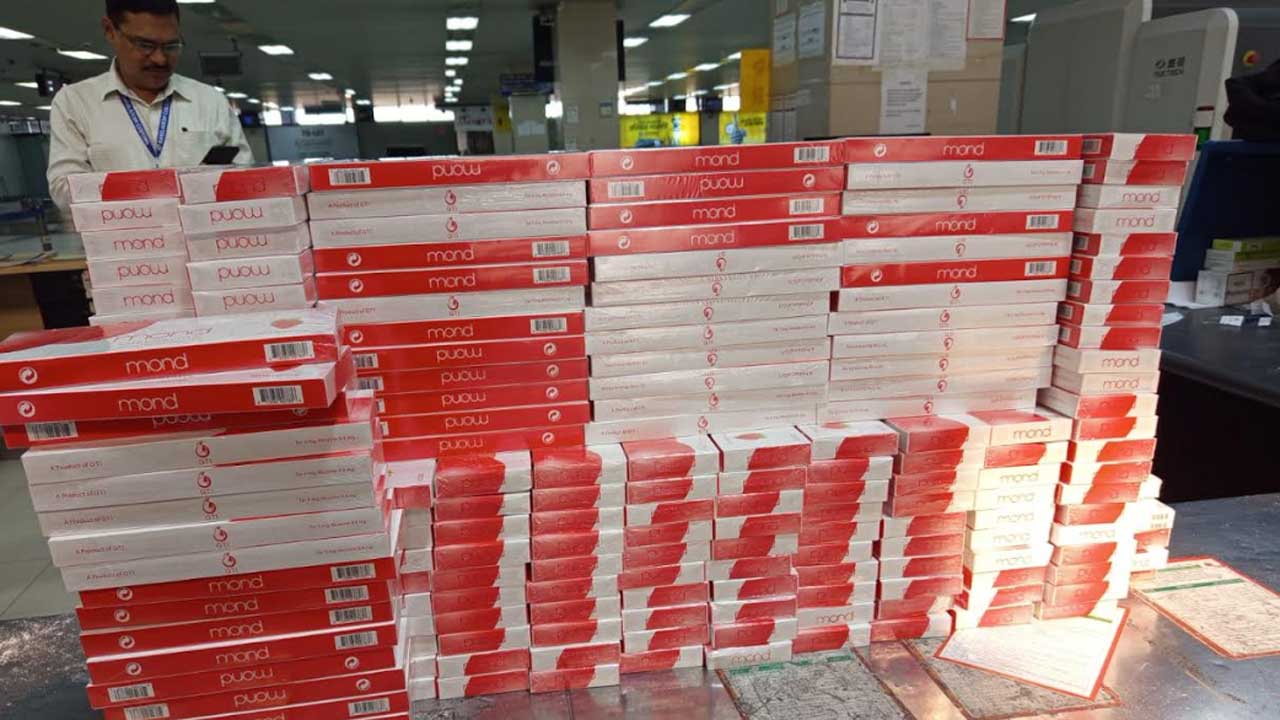 ওমানফেরত দুই যাত্রীর কাছে মিলল অবৈধ সিগারেট ও মোবাইল