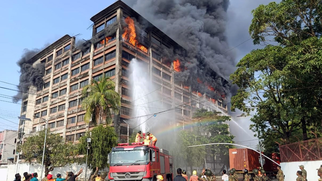 চট্টগ্রাম ইপিজেডে একটি কারখানায় ভয়াবহ আগুন, নিয়ন্ত্রণে ১৬ ইউনিট