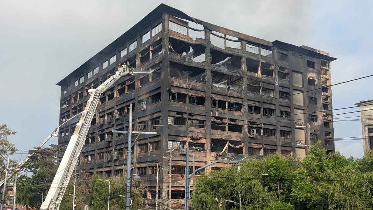 চট্টগ্রাম ইপিজেড : কঙ্কালসার ভবনে এখনো পুরোপুরি নেভেনি আগুন