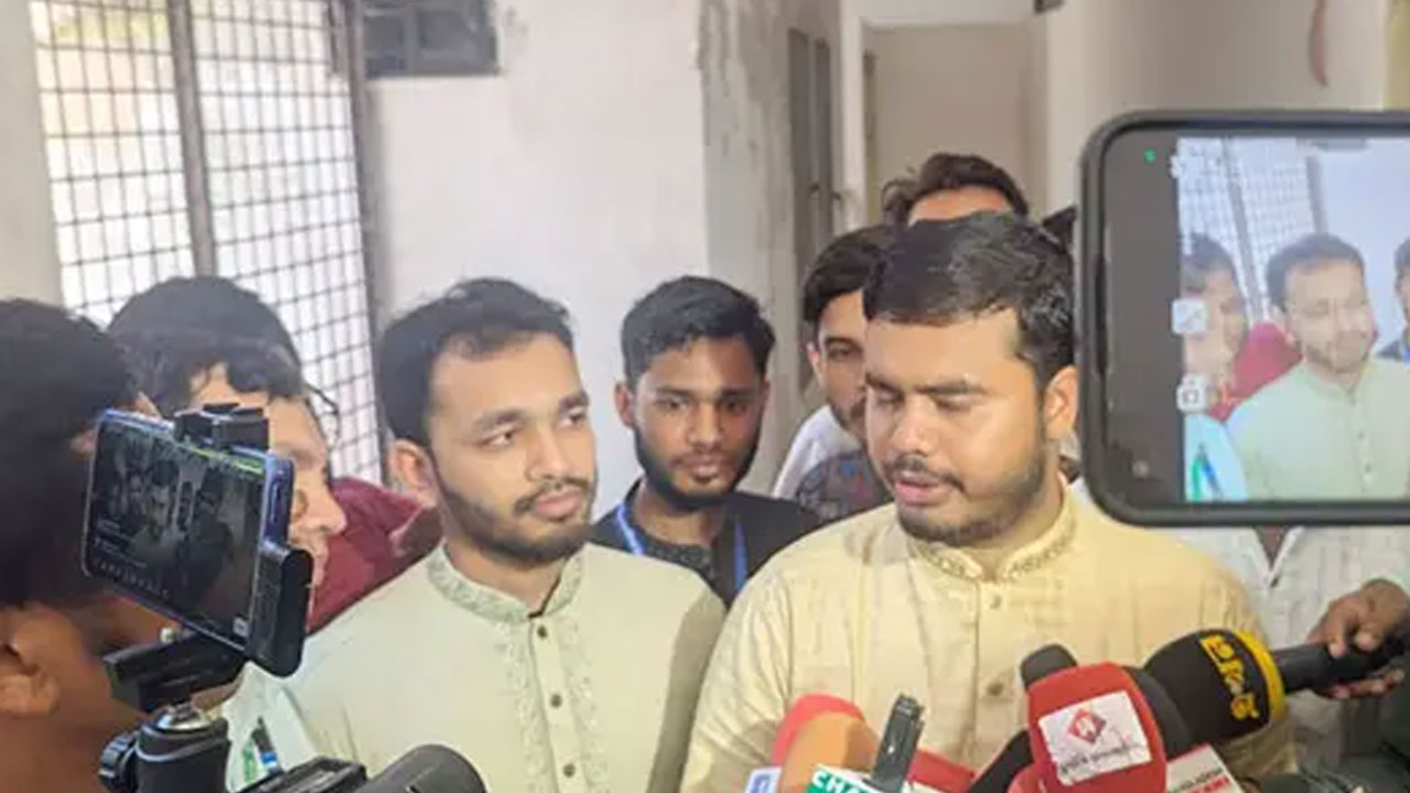 ভোটার লাইনে ছাত্রদলের স্লিপ বিতরণের অভিযোগ শিবিরের প্রার্থীদের