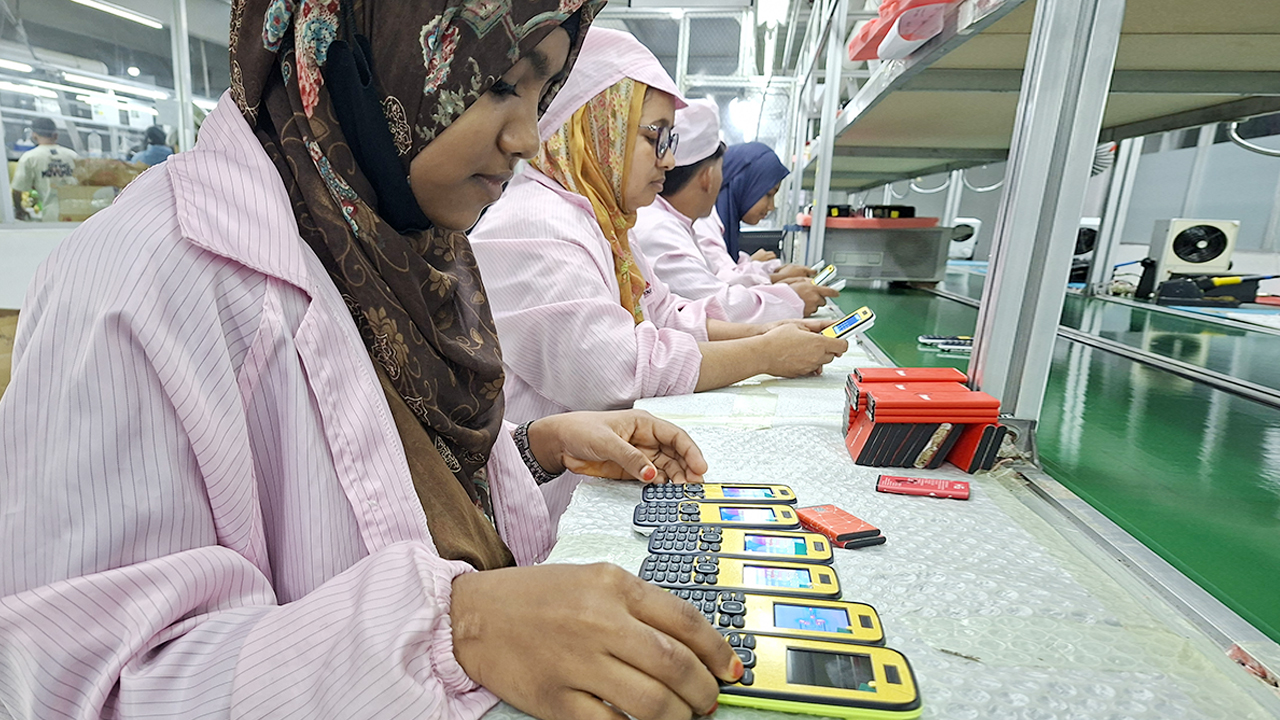 গ্রামের নারীদের হাতে তৈরি হচ্ছে মোবাইল ফোন