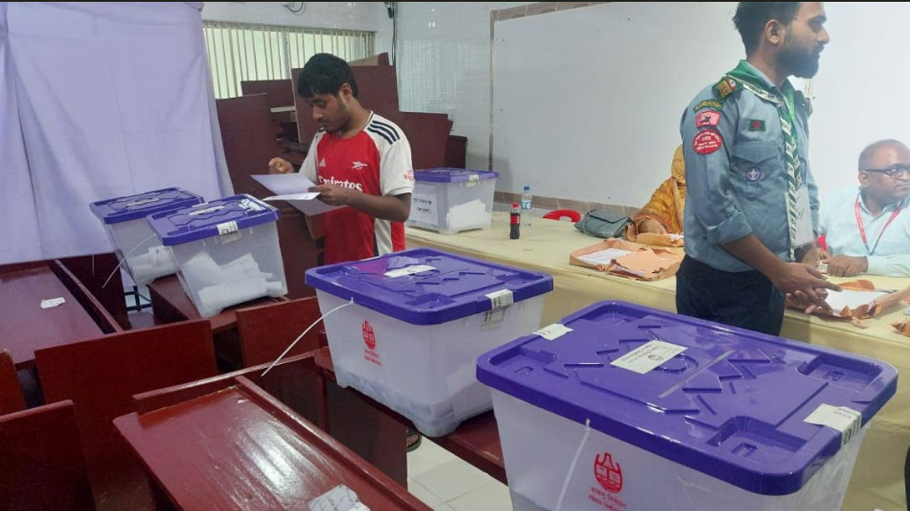 চাকসু নির্বাচন : ভোটগ্রহণ শেষ, চলছে গণনার প্রস্তুতি 