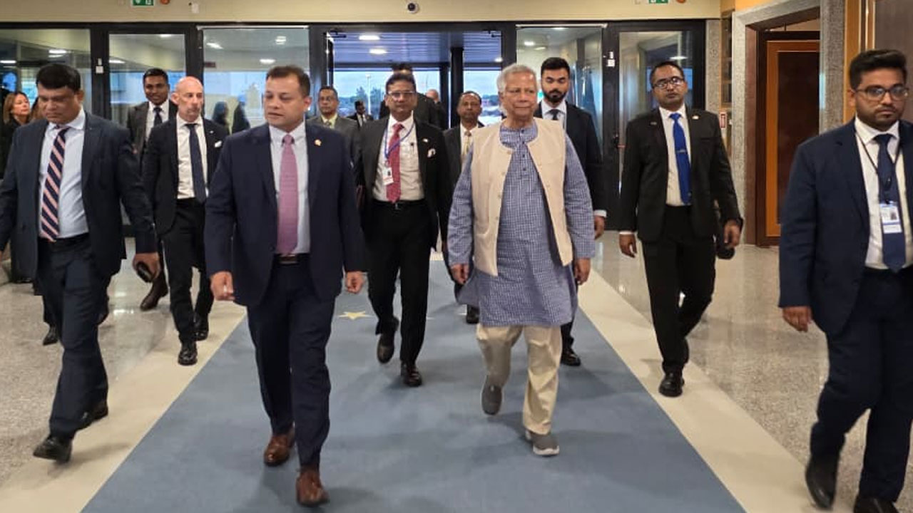 রোম সফর শেষে দেশে ফিরছেন প্রধান উপদেষ্টা