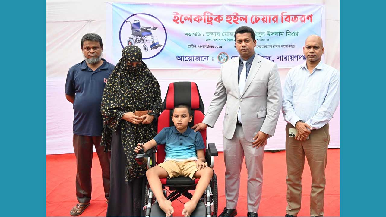 মায়ের কোলে থাকা মান্তাহারকে ইলেকট্রিক হুইলচেয়ার দিলেন ডিসি