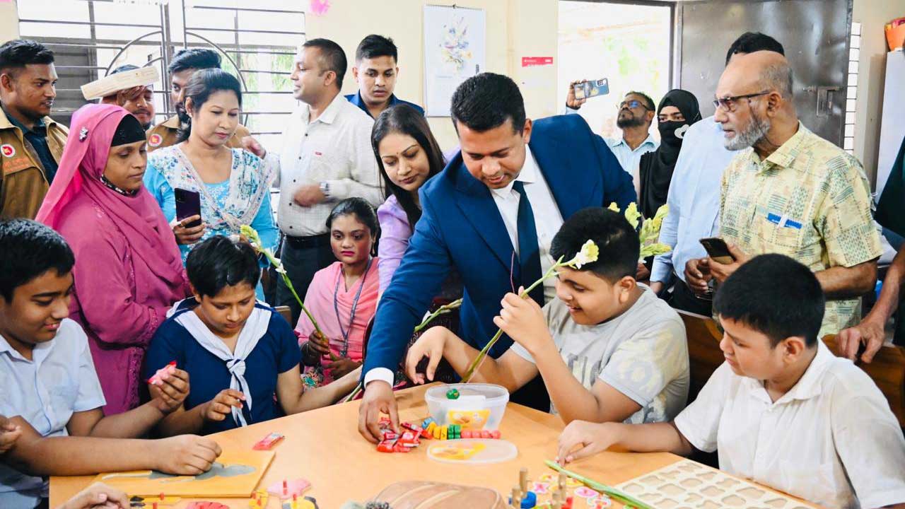 বিশেষ শিশুদের বন্ধু হয়ে উঠলেন ডিসি