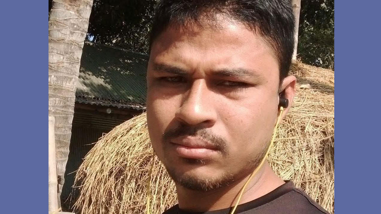 নিজের শরীরে পেট্রোল ঢেলে আগুন দেওয়া সেই যুবকের মৃত্যু