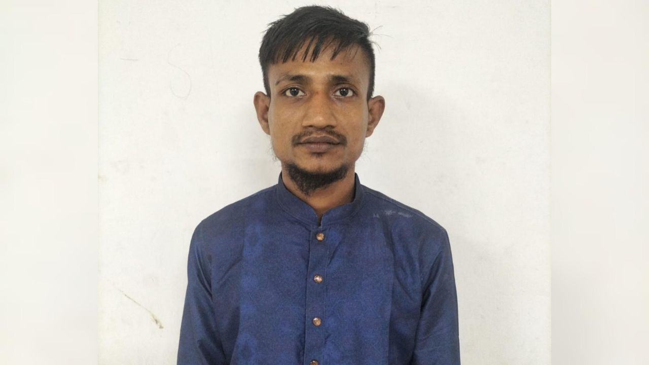 চাঁদাবাজি করতে গিয়ে কব্জি কাটা গ্রুপের প্রধান আনোয়ারের ভাই আটক